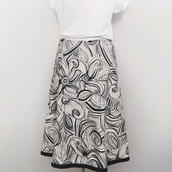 White House Black Market Skirt. - Picture 2 of 8